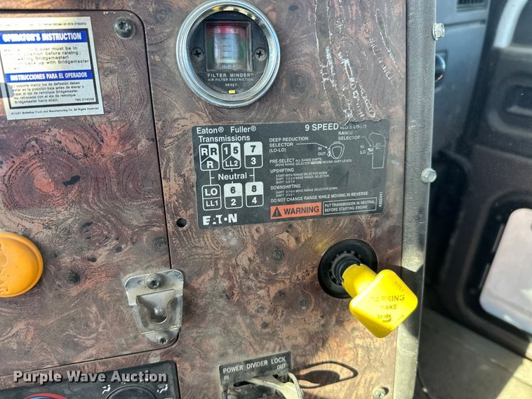 image for item DW4339 2001 International 5500i ready mix truck