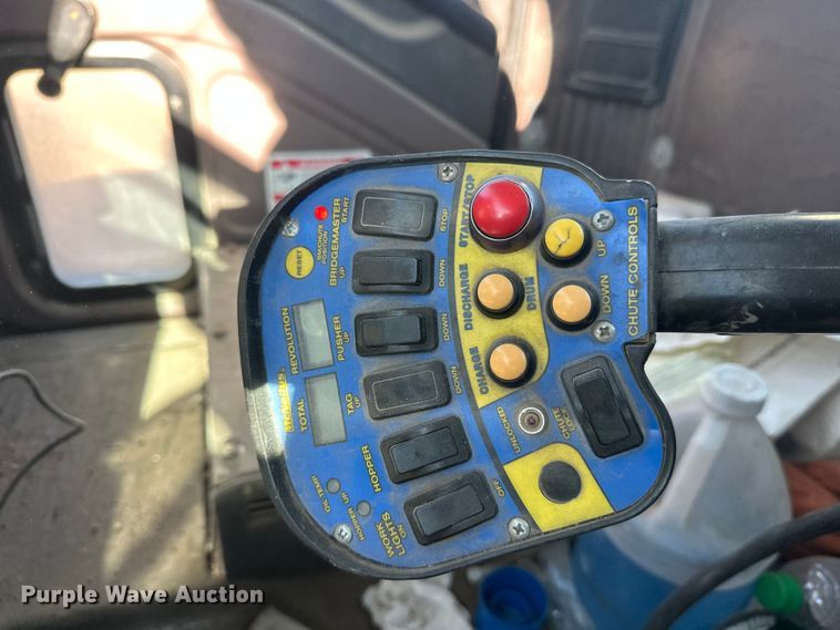 image for item DW4339 2001 International 5500i ready mix truck