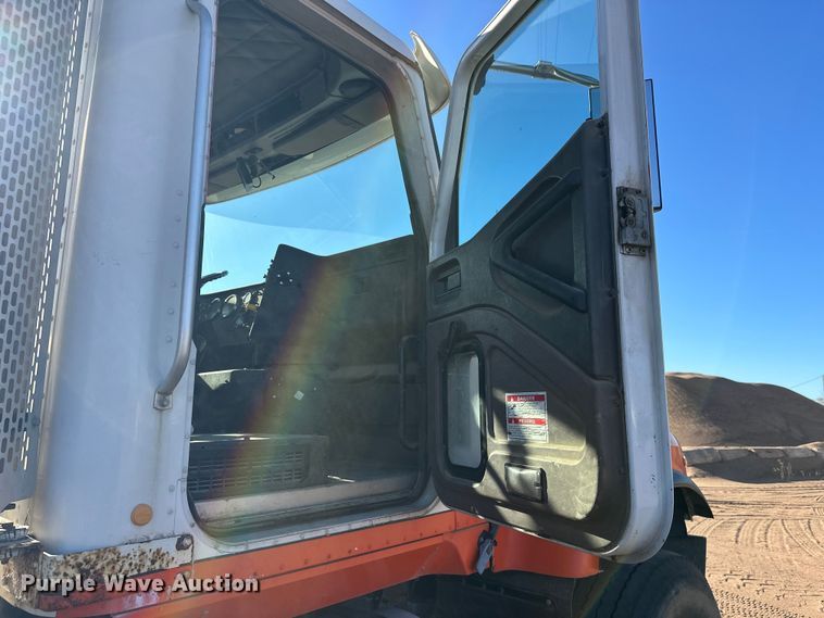 image for item DW4339 2001 International 5500i ready mix truck