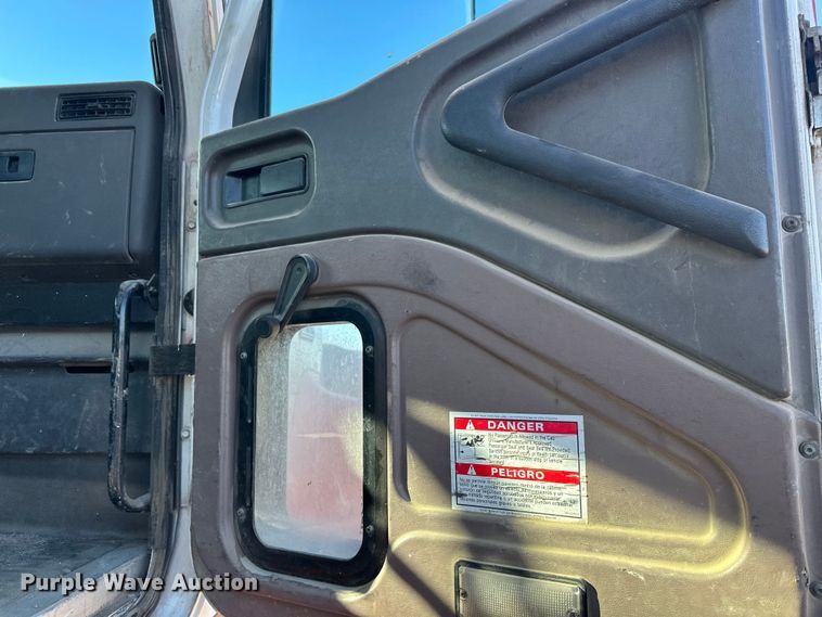 image for item DW4339 2001 International 5500i ready mix truck