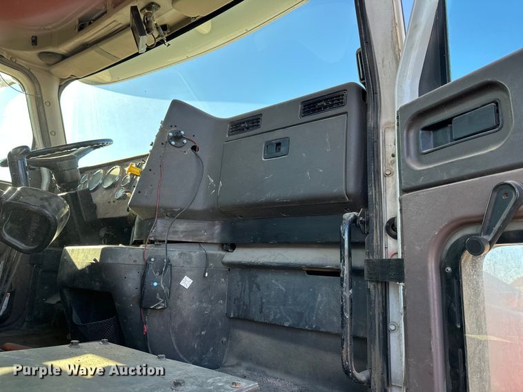 image for item DW4339 2001 International 5500i ready mix truck