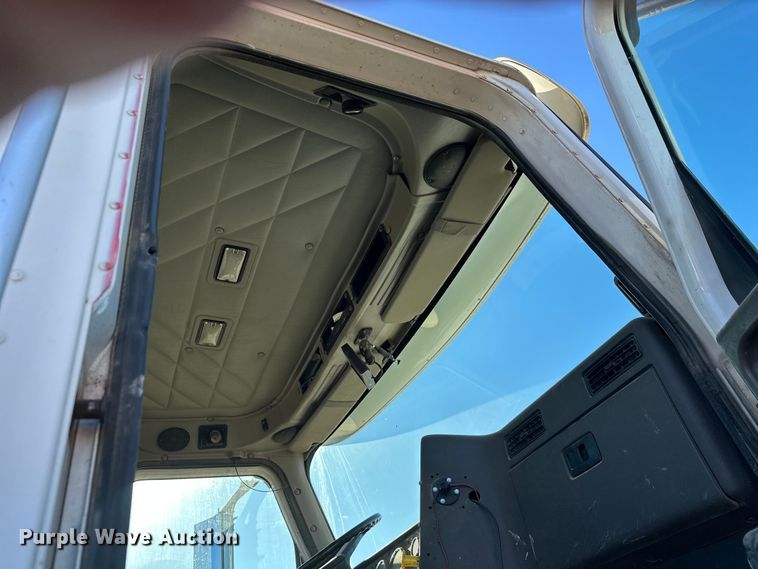 image for item DW4339 2001 International 5500i ready mix truck