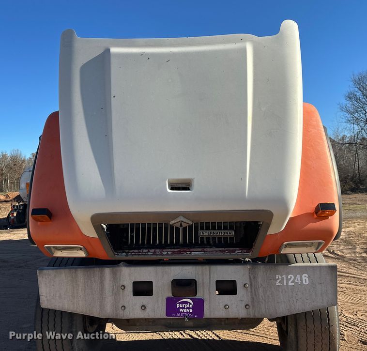 image for item DW4339 2001 International 5500i ready mix truck