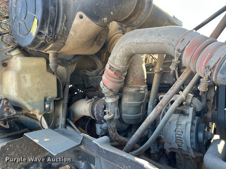 image for item DW4339 2001 International 5500i ready mix truck