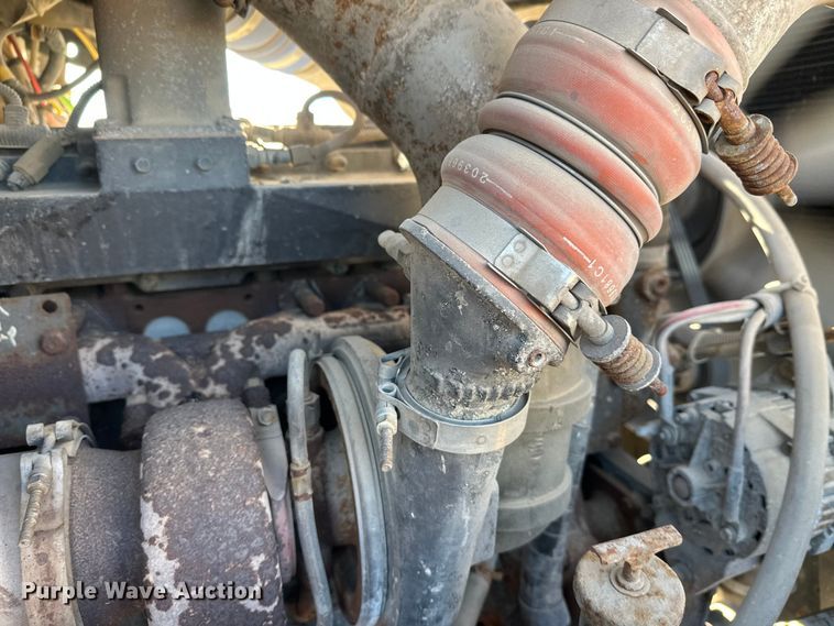 image for item DW4339 2001 International 5500i ready mix truck