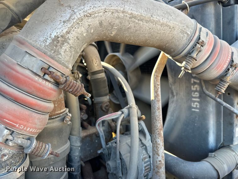 image for item DW4339 2001 International 5500i ready mix truck