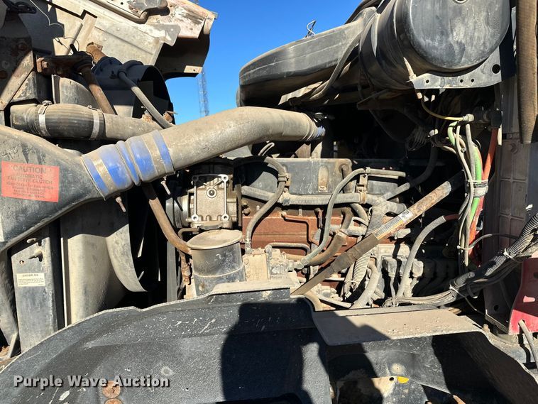 image for item DW4339 2001 International 5500i ready mix truck