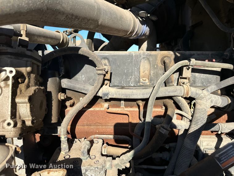 image for item DW4339 2001 International 5500i ready mix truck