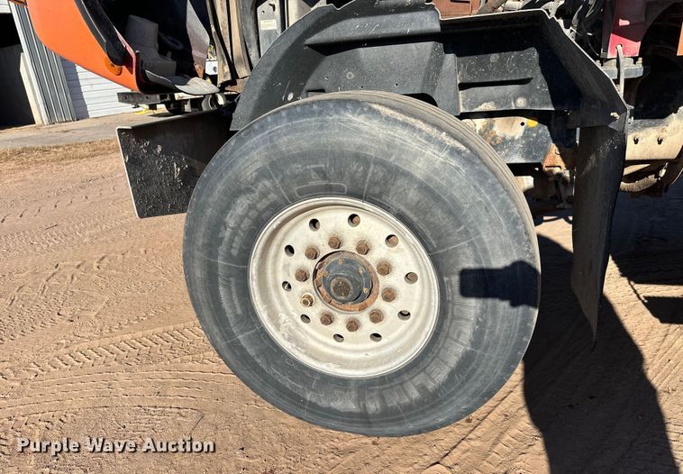 image for item DW4339 2001 International 5500i ready mix truck