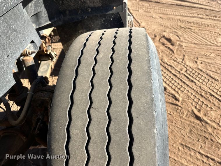 image for item DW4339 2001 International 5500i ready mix truck