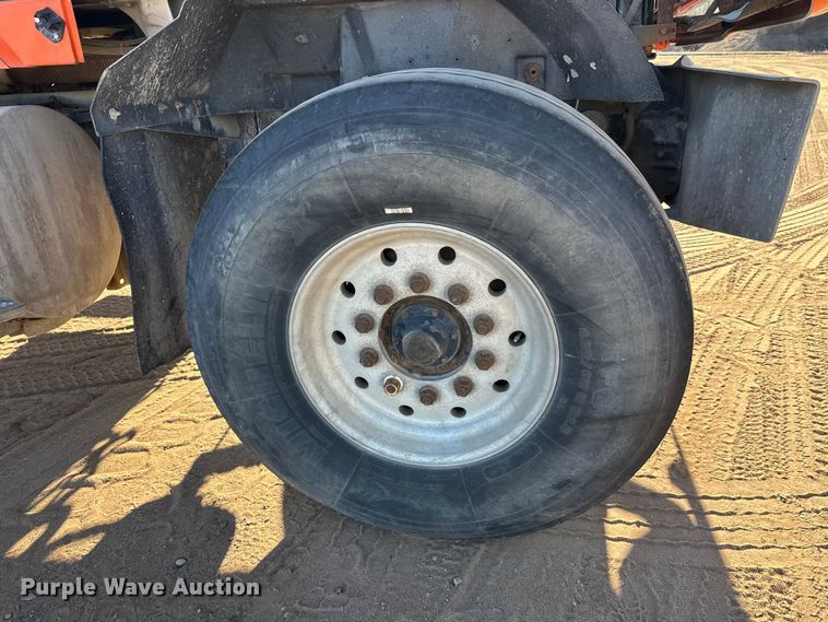 image for item DW4339 2001 International 5500i ready mix truck