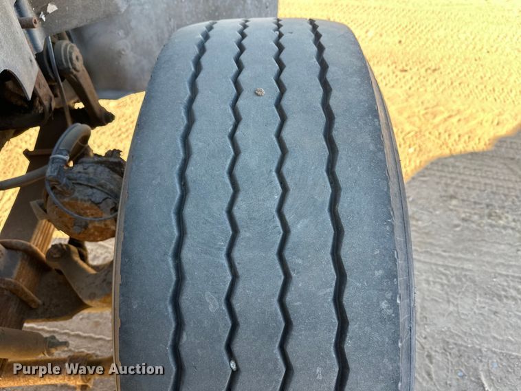 image for item DW4339 2001 International 5500i ready mix truck