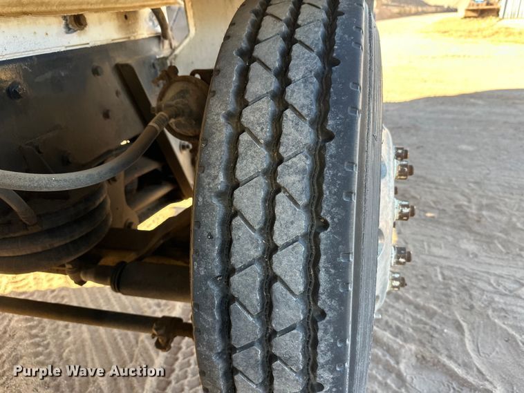 image for item DW4339 2001 International 5500i ready mix truck