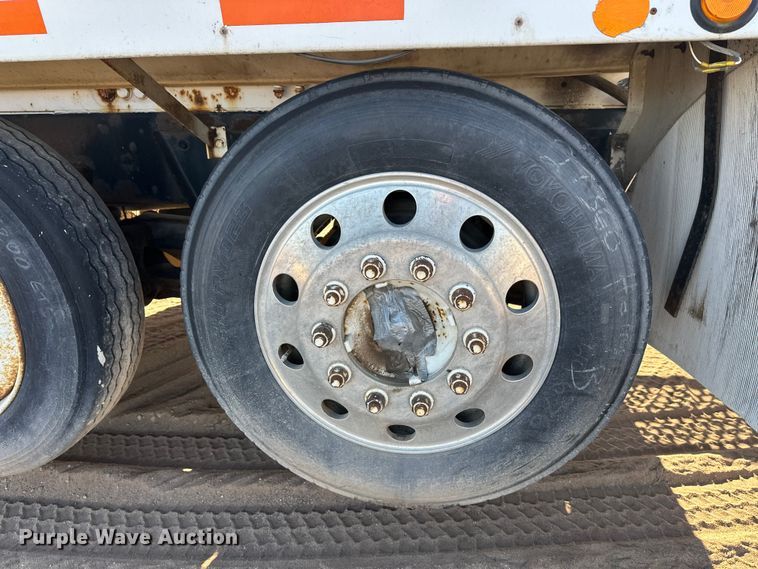 image for item DW4339 2001 International 5500i ready mix truck