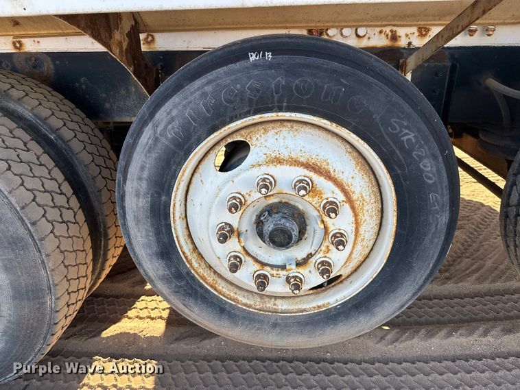 image for item DW4339 2001 International 5500i ready mix truck