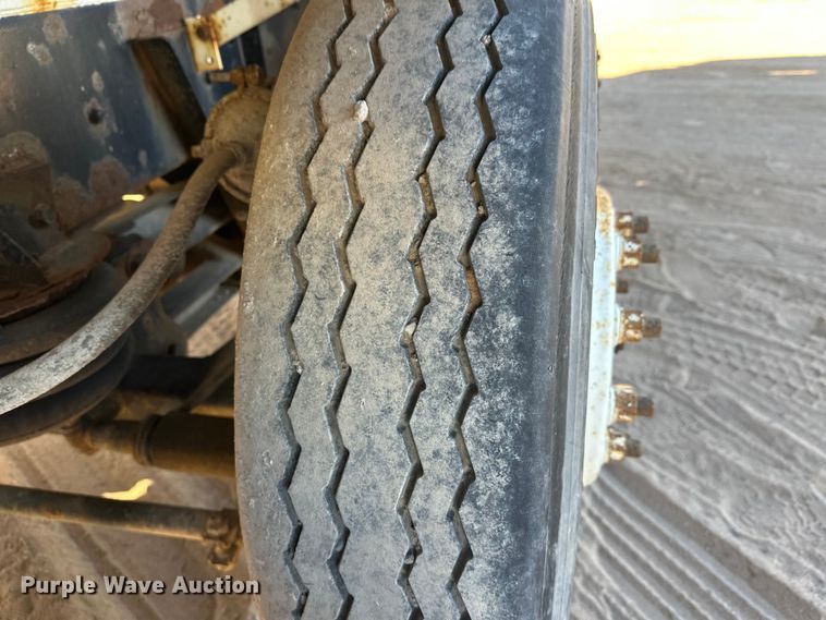 image for item DW4339 2001 International 5500i ready mix truck