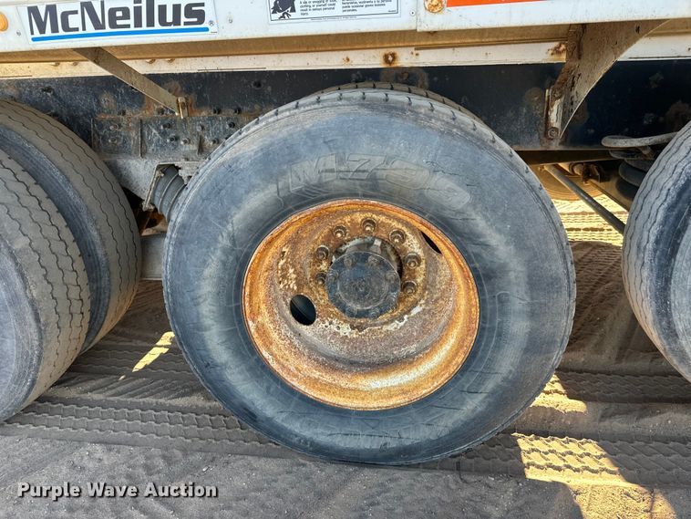 image for item DW4339 2001 International 5500i ready mix truck