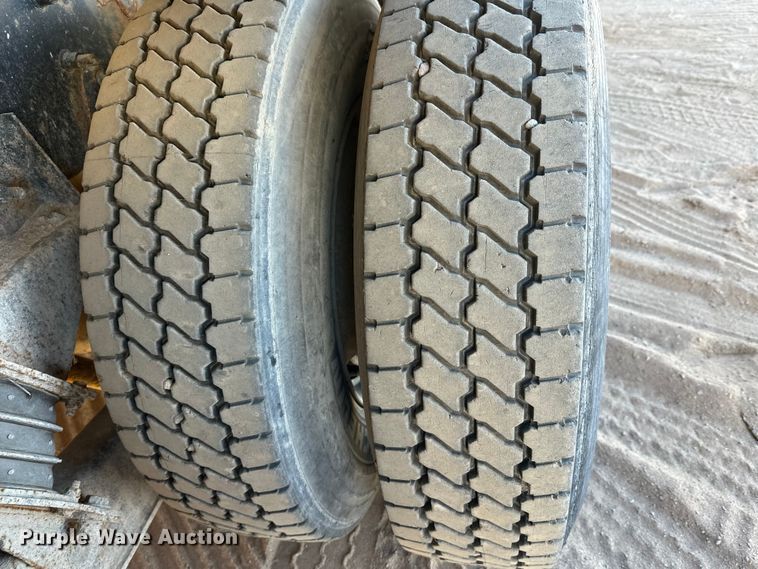 image for item DW4339 2001 International 5500i ready mix truck