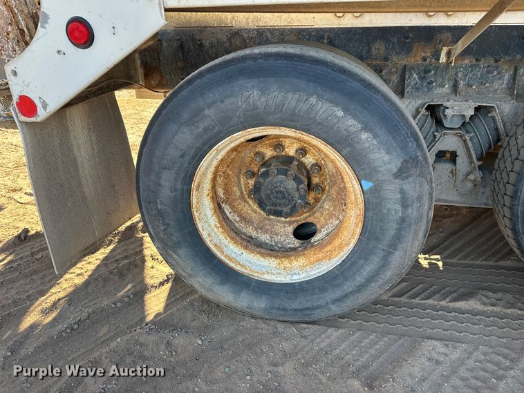 image for item DW4339 2001 International 5500i ready mix truck