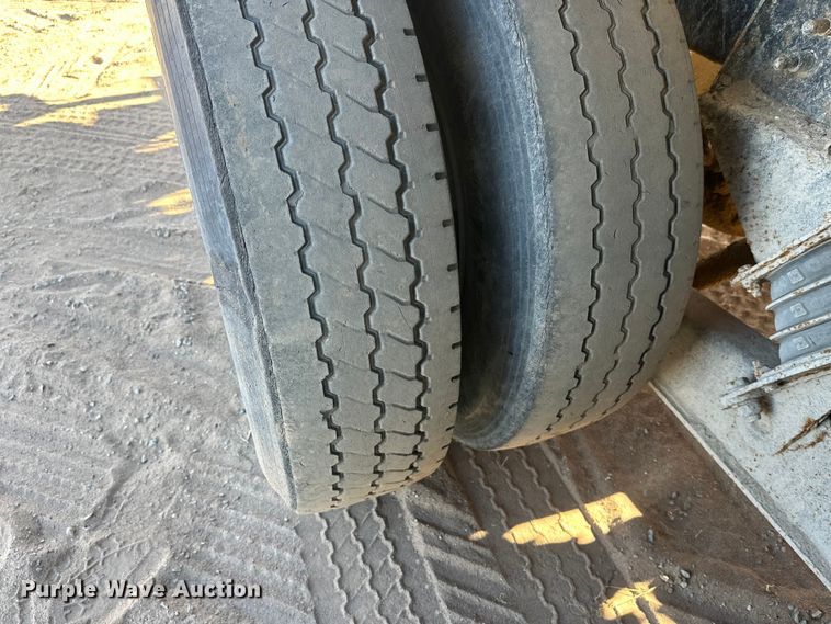 image for item DW4339 2001 International 5500i ready mix truck