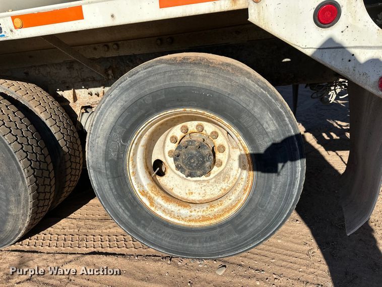 image for item DW4339 2001 International 5500i ready mix truck