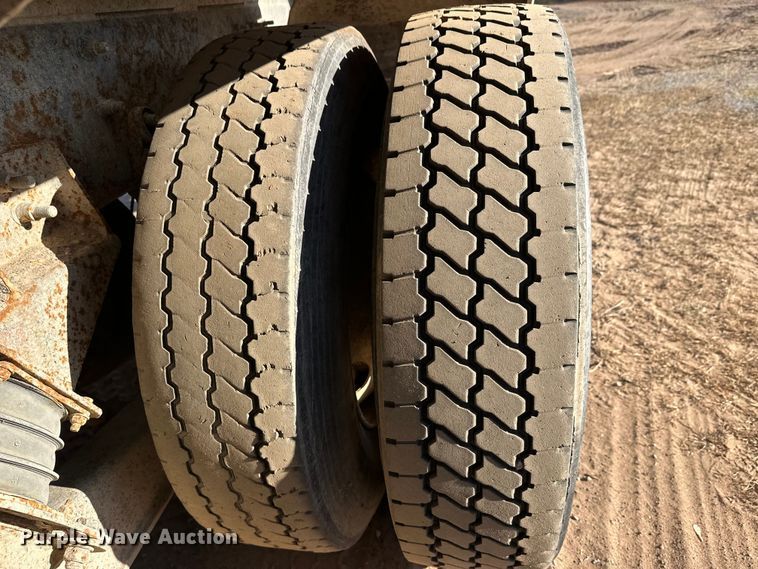 image for item DW4339 2001 International 5500i ready mix truck