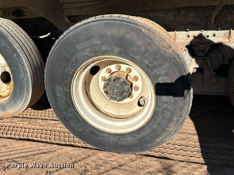 image for item DW4339 2001 International 5500i ready mix truck