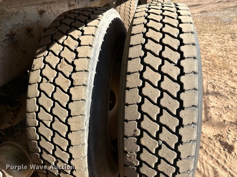 image for item DW4339 2001 International 5500i ready mix truck