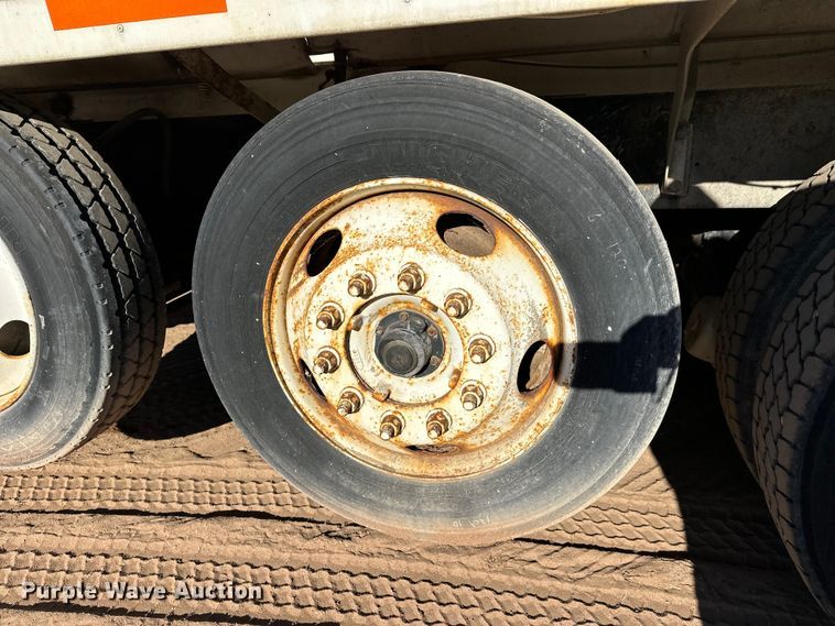 image for item DW4339 2001 International 5500i ready mix truck