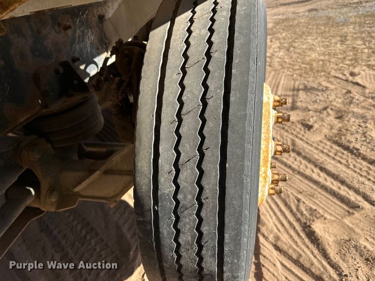 image for item DW4339 2001 International 5500i ready mix truck