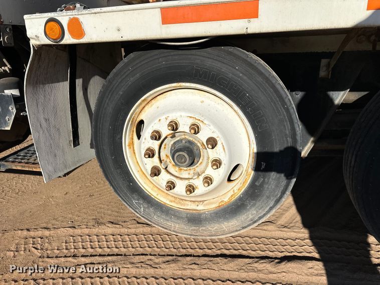 image for item DW4339 2001 International 5500i ready mix truck