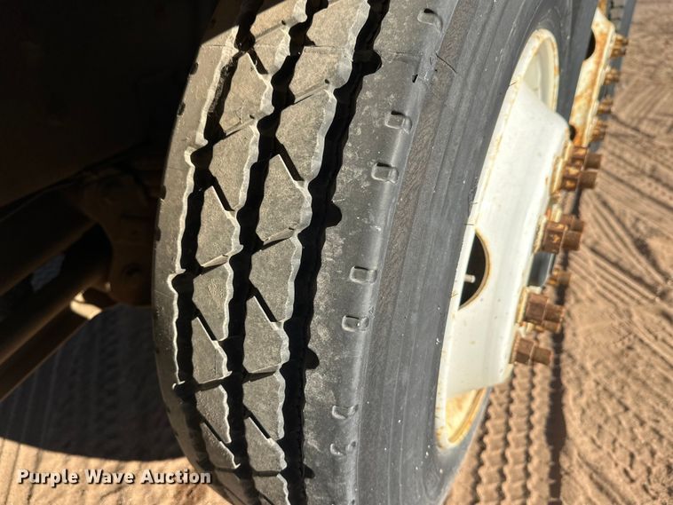 image for item DW4339 2001 International 5500i ready mix truck