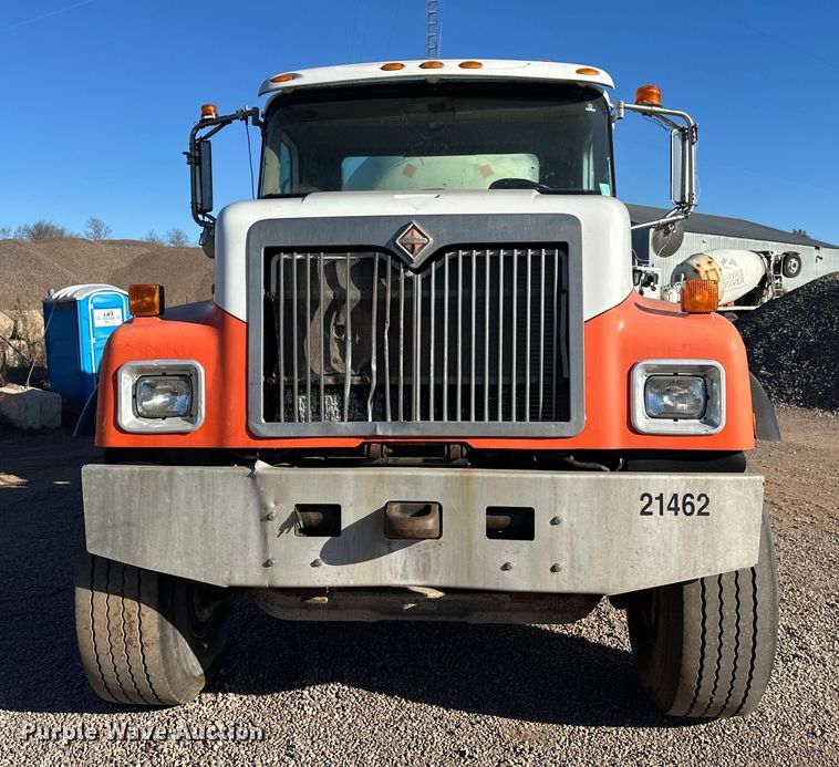 image for item DW4340 2002 International 5500i ready mix truck