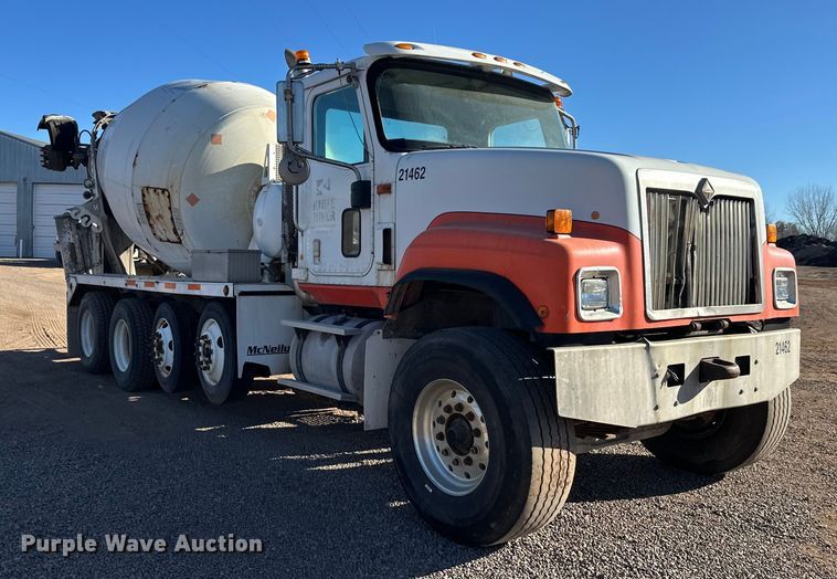 image for item DW4340 2002 International 5500i ready mix truck