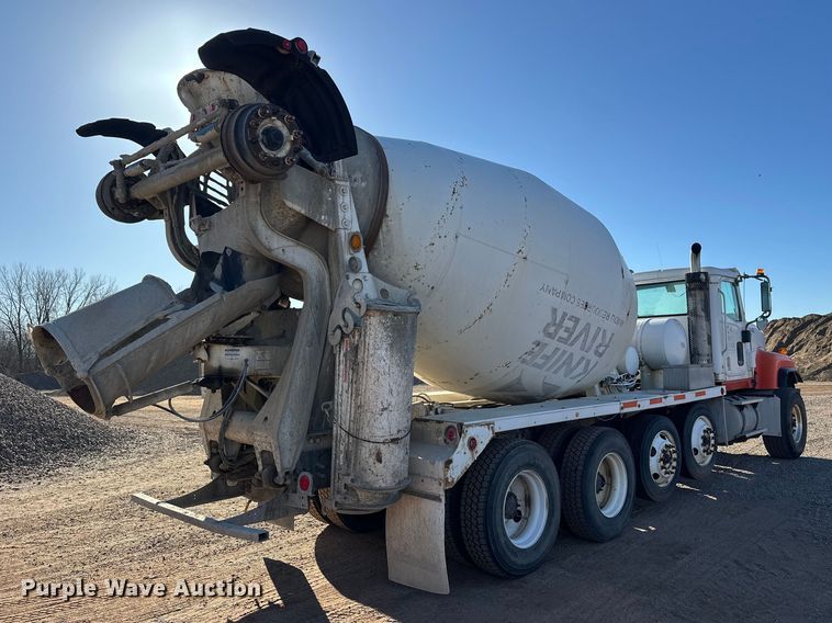 image for item DW4340 2002 International 5500i ready mix truck