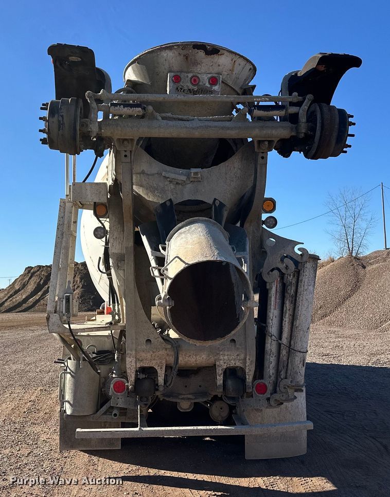 image for item DW4340 2002 International 5500i ready mix truck