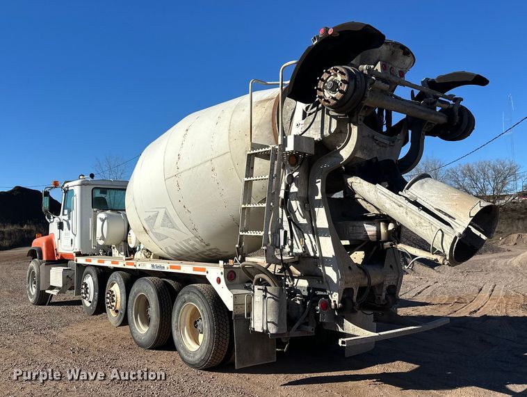 image for item DW4340 2002 International 5500i ready mix truck