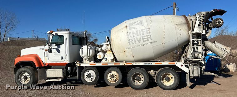 image for item DW4340 2002 International 5500i ready mix truck