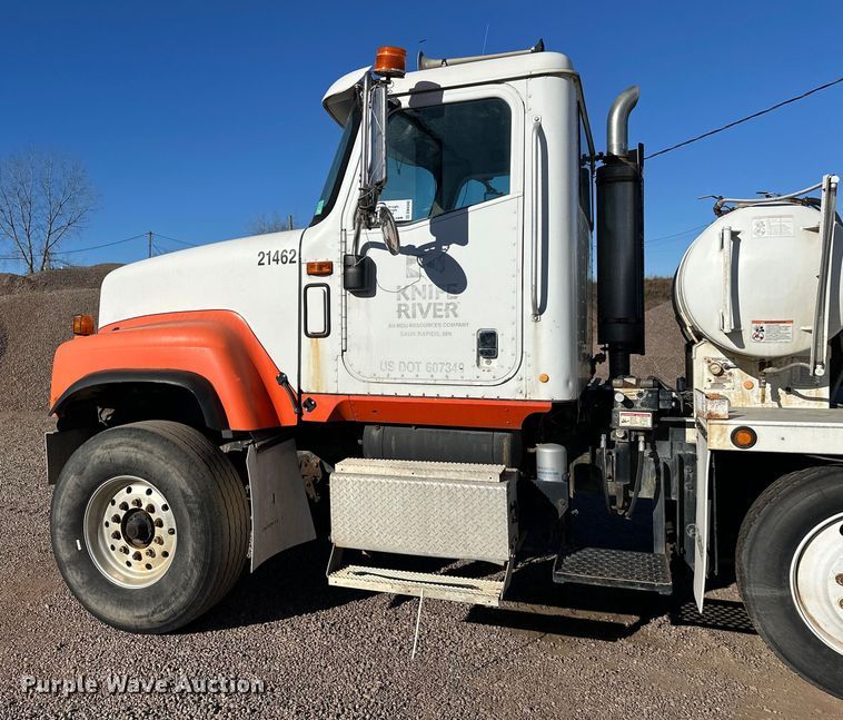 image for item DW4340 2002 International 5500i ready mix truck
