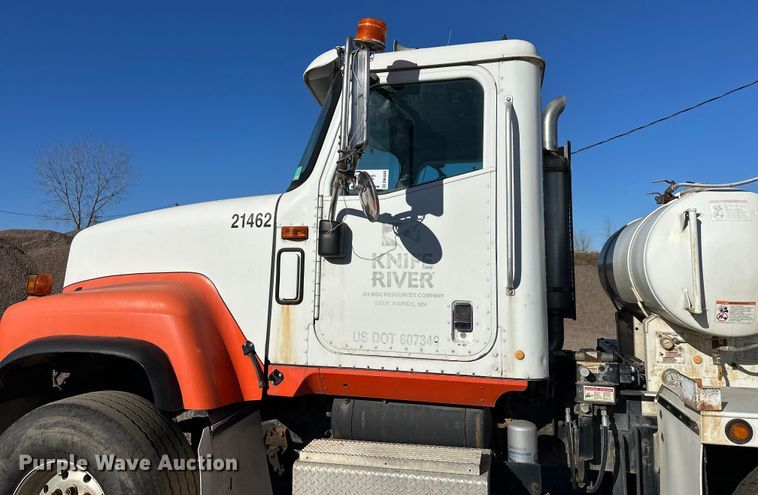 image for item DW4340 2002 International 5500i ready mix truck