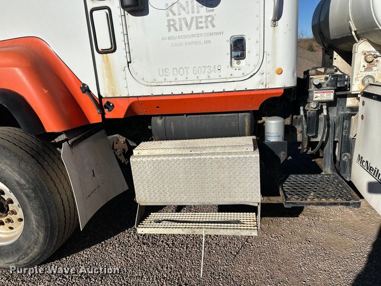 image for item DW4340 2002 International 5500i ready mix truck