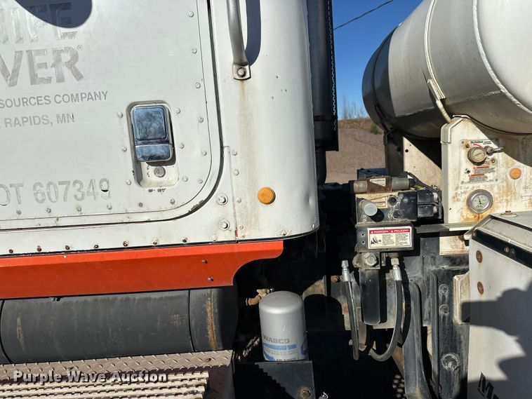 image for item DW4340 2002 International 5500i ready mix truck