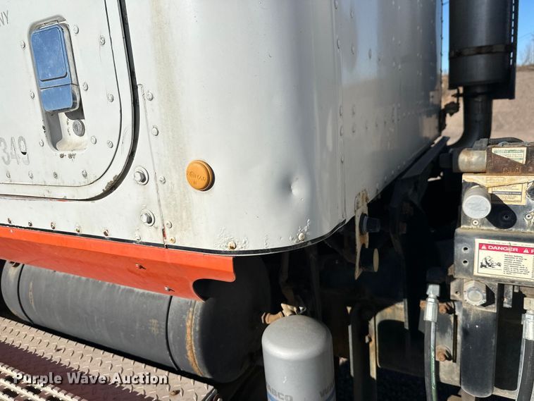 image for item DW4340 2002 International 5500i ready mix truck