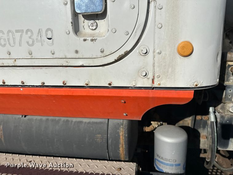 image for item DW4340 2002 International 5500i ready mix truck