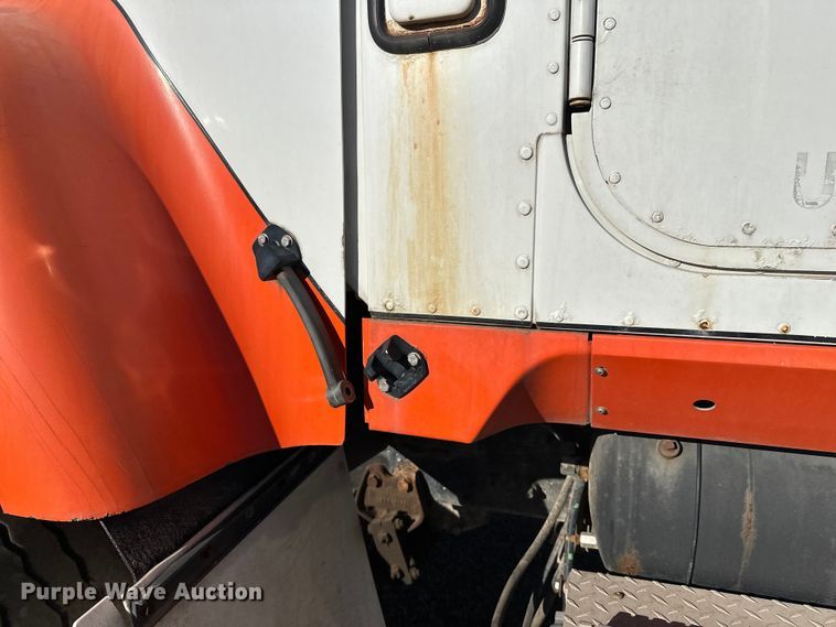 image for item DW4340 2002 International 5500i ready mix truck