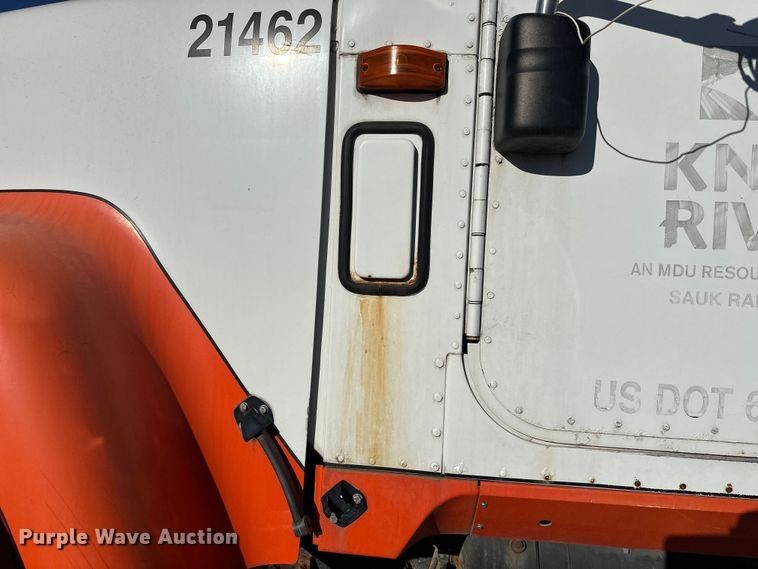 image for item DW4340 2002 International 5500i ready mix truck