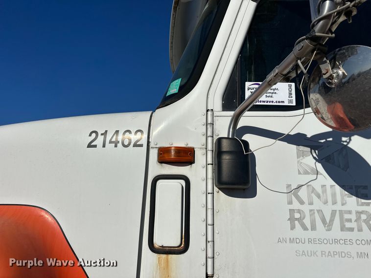 image for item DW4340 2002 International 5500i ready mix truck