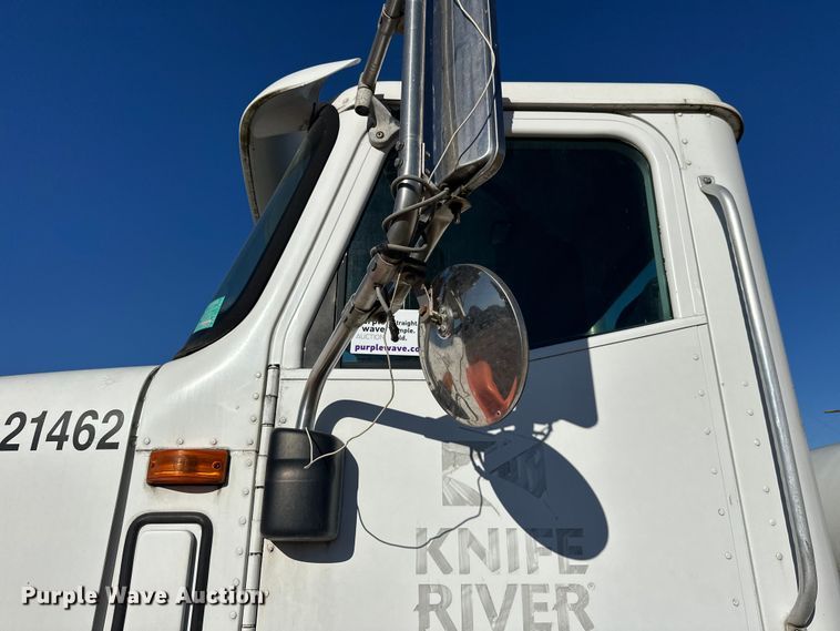 image for item DW4340 2002 International 5500i ready mix truck