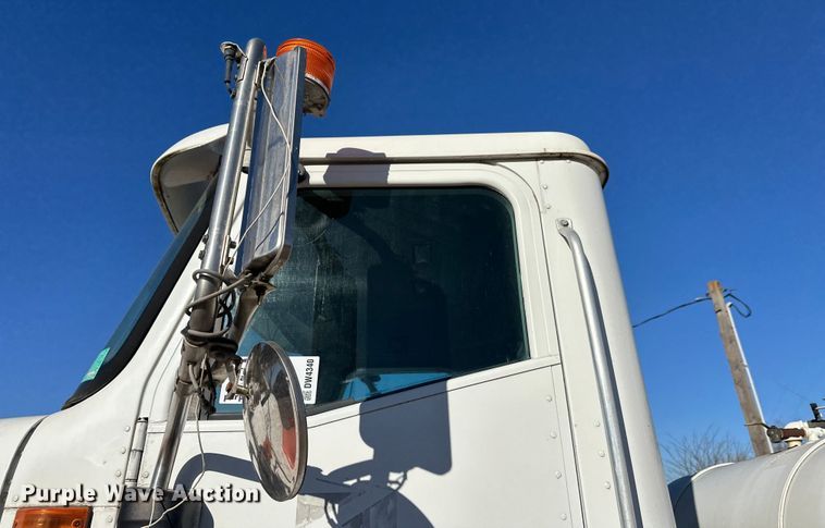 image for item DW4340 2002 International 5500i ready mix truck