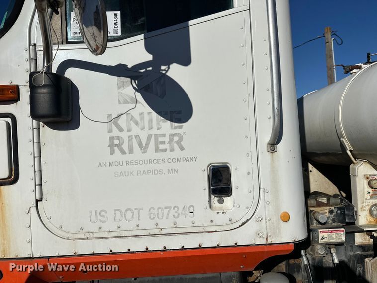 image for item DW4340 2002 International 5500i ready mix truck